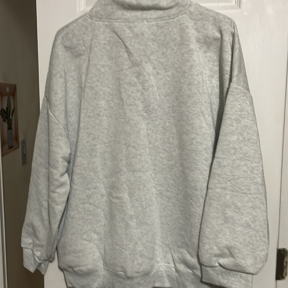 New sweatshirt size large to XL - Picture 3 of 5